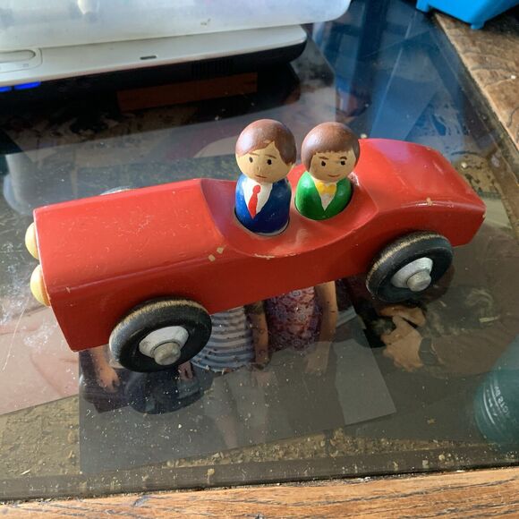 Vintage Wood Sports Car Two (2) Stylish 60’s Dressed ala Bond And Moneypenny - Picture 5 of 15